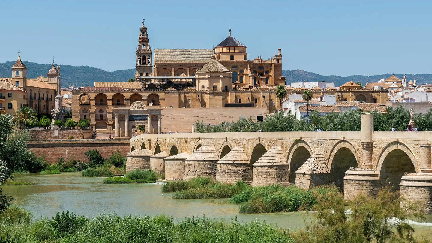 Mezquita-Catedral y Puente Romano sobre el Guadalquivir, Córdoba